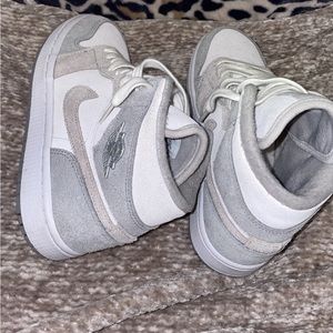 grey jordan 1 mids